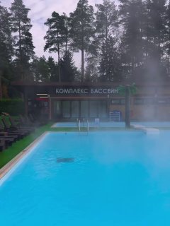 Поплаваем под открытым небом осенью? На улице прохладно, сосновый лес постепенно меняет краски, а вы плаваете… — фото 4 из 5