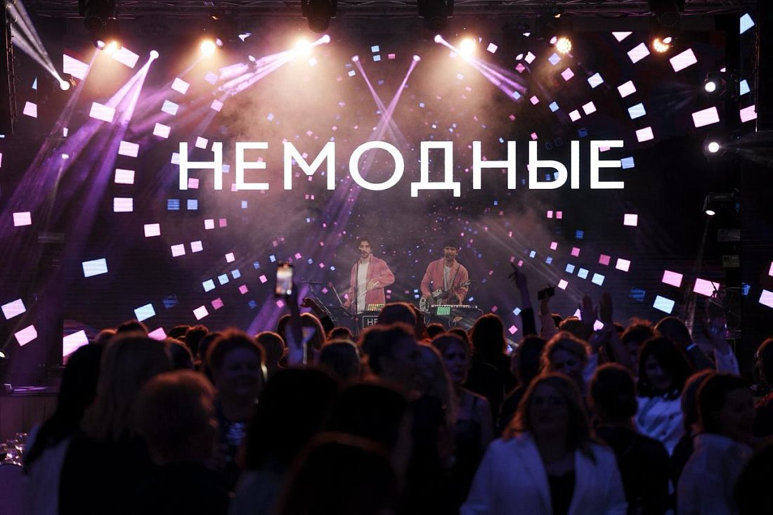 Новогодний огонек 2027 в Апрес Ски вечер с кавер-бэндом «Немодные»